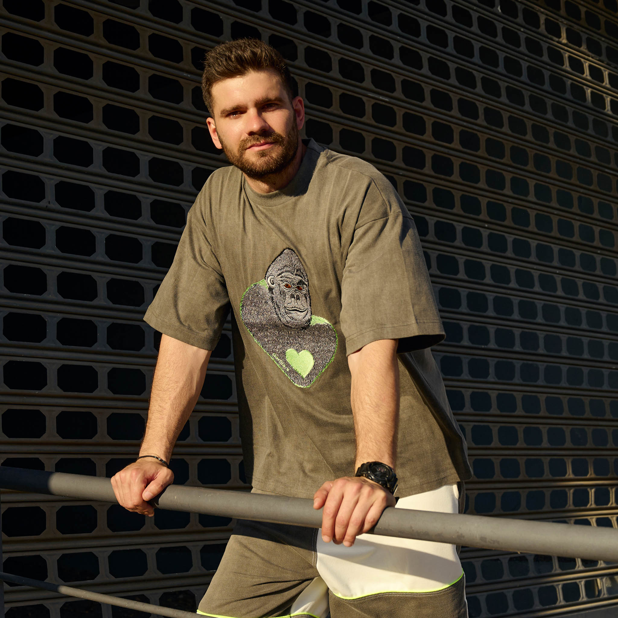 THE GORILLA_S MEN T-SHIRT