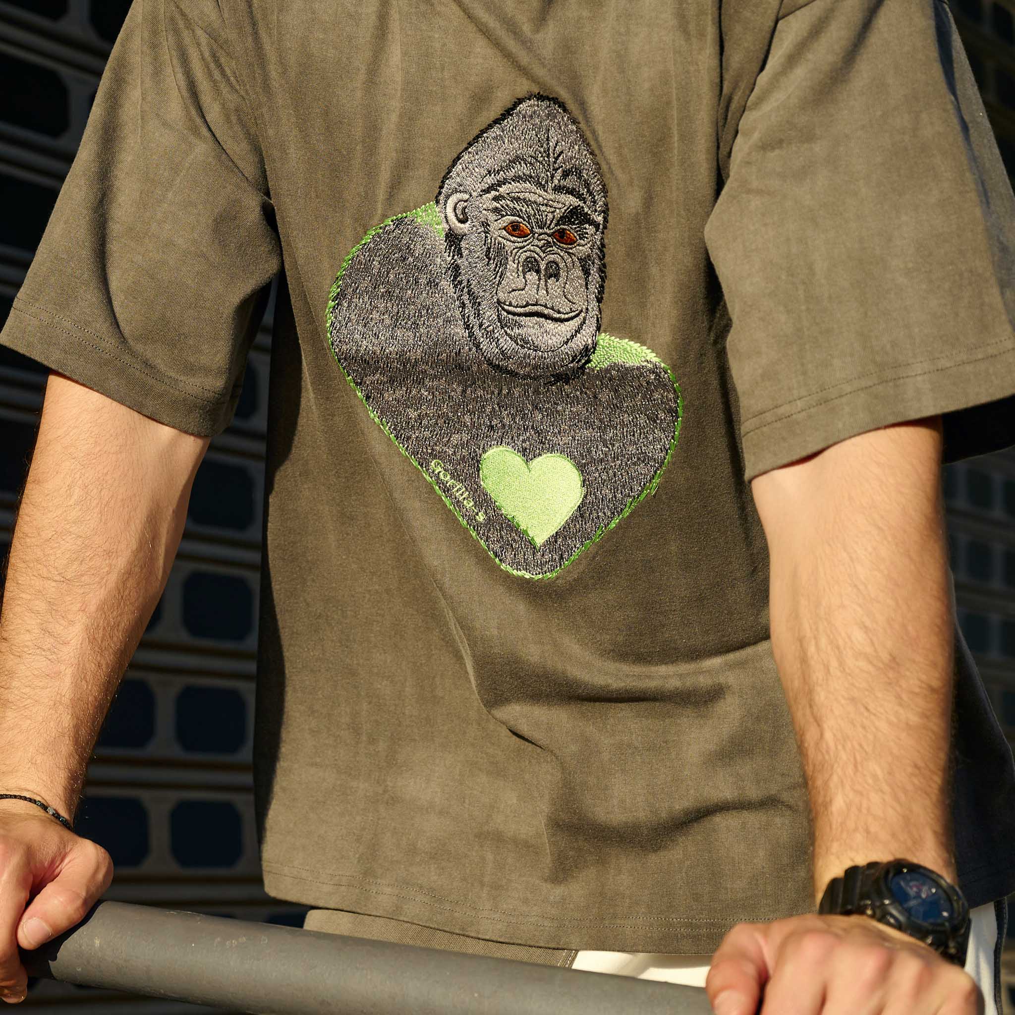THE GORILLA_S MEN T-SHIRT